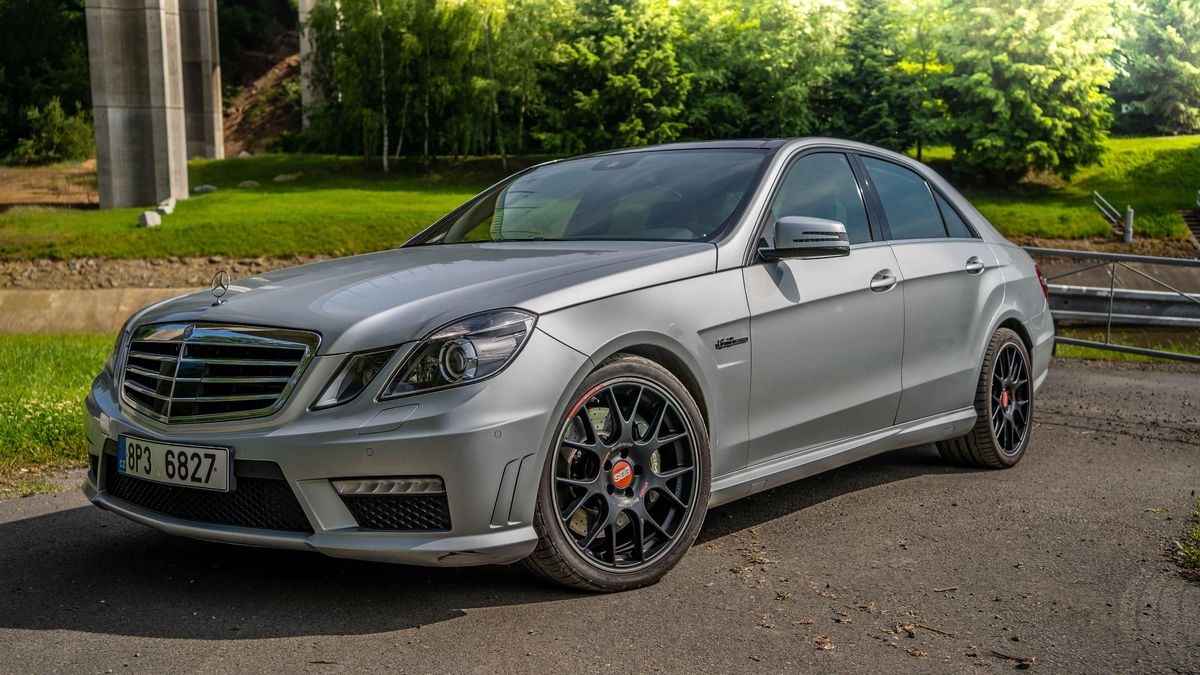 Mercedes AMG z doby, kdy prim hrály uřvané velké osmiválce, je dodnes skvělé auto. A víte co, možná ještě lepší!